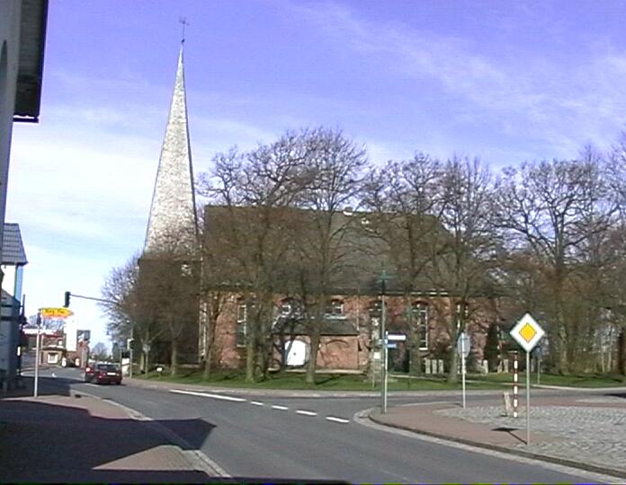 Kirche von Sden. Geradeaus Norderstrae. Rechts herum ist die Bahnhofstrae.