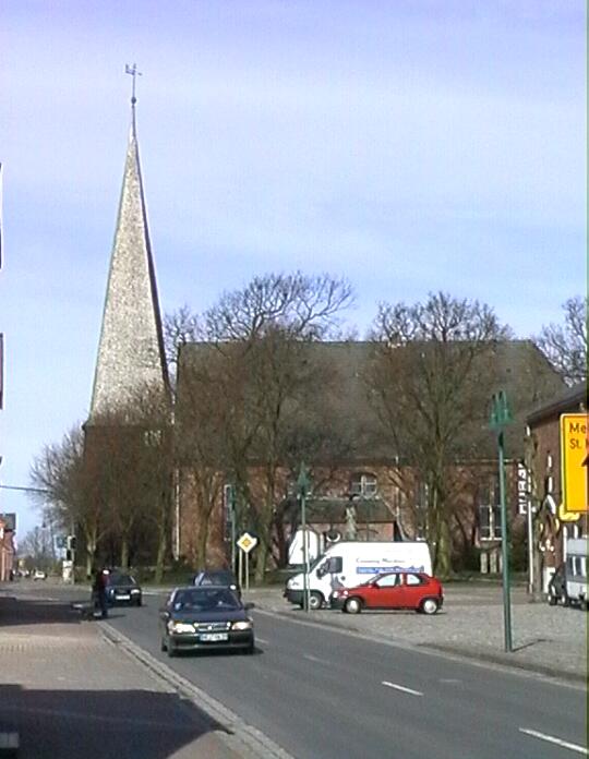 Kirche von Sden. Geradeaus Norderstrae. Rechts herum ist die Bahnhofstrae.